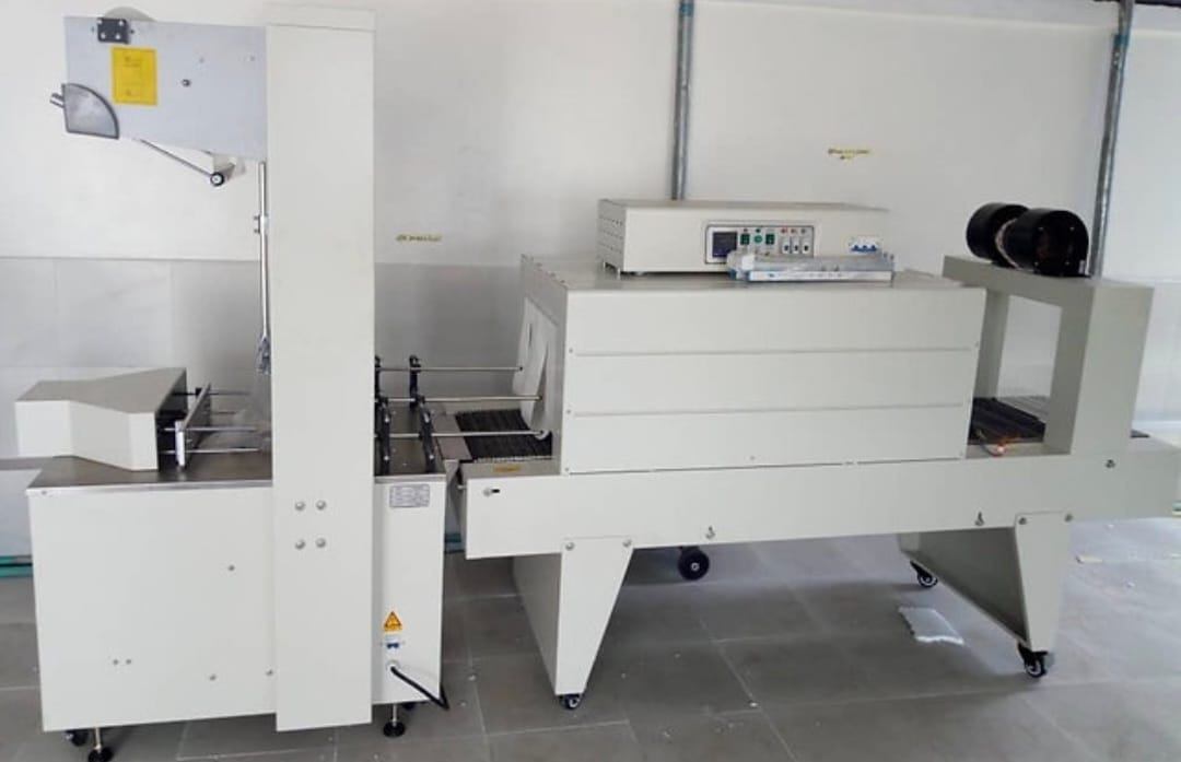 Shrink wrapping machine